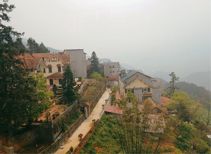 산비탈을 따라 들어선 이국적인 유럽풍 건물들과 산림 풍경