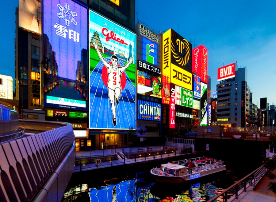 화려한 네온사인과 글리코상 조명이 켜진 도톤보리 야경과 운하 유람선