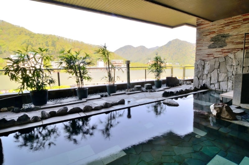 산세를 바라보며 즐길 수 있는 온천 호텔의 깔끔한 노천 온천탕 전경