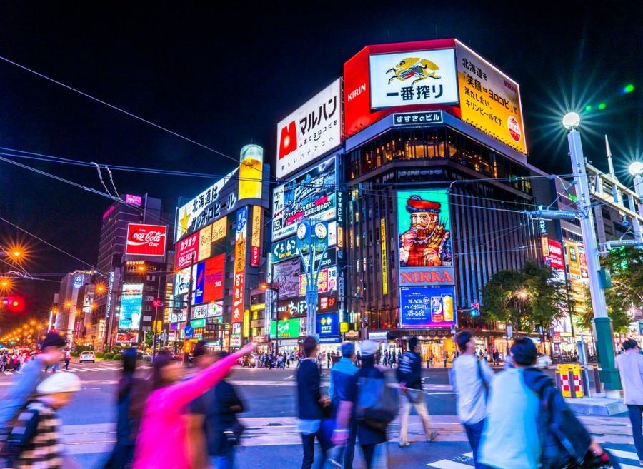 화려한 네온사인과 전광판, 니카상 전광판, 기린 맥주 간판이 켜진 번화한 밤거리 교차로 풍경