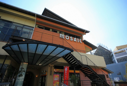 고베 하버랜드 모자이크 쇼핑몰 건물의 붉은색 외벽과 MOSAIC 영문 간판, 야외 계단 및 입구