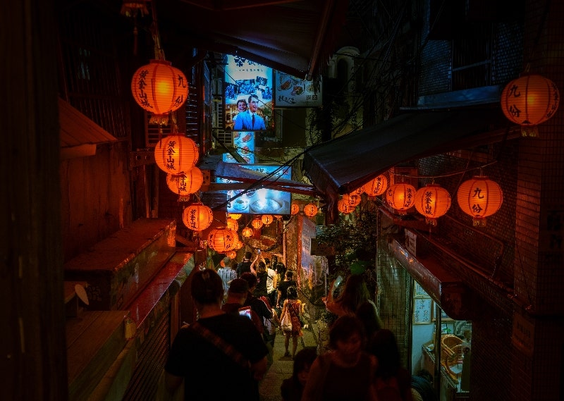 붉은 홍등이 머리 위로 길게 늘어선 좁은 계단 골목길과 관광객들