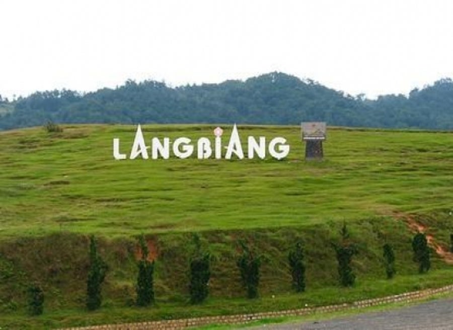 푸른 잔디 언덕 위에 설치된 하얀색 LANGBIANG 영문 글자 조형물